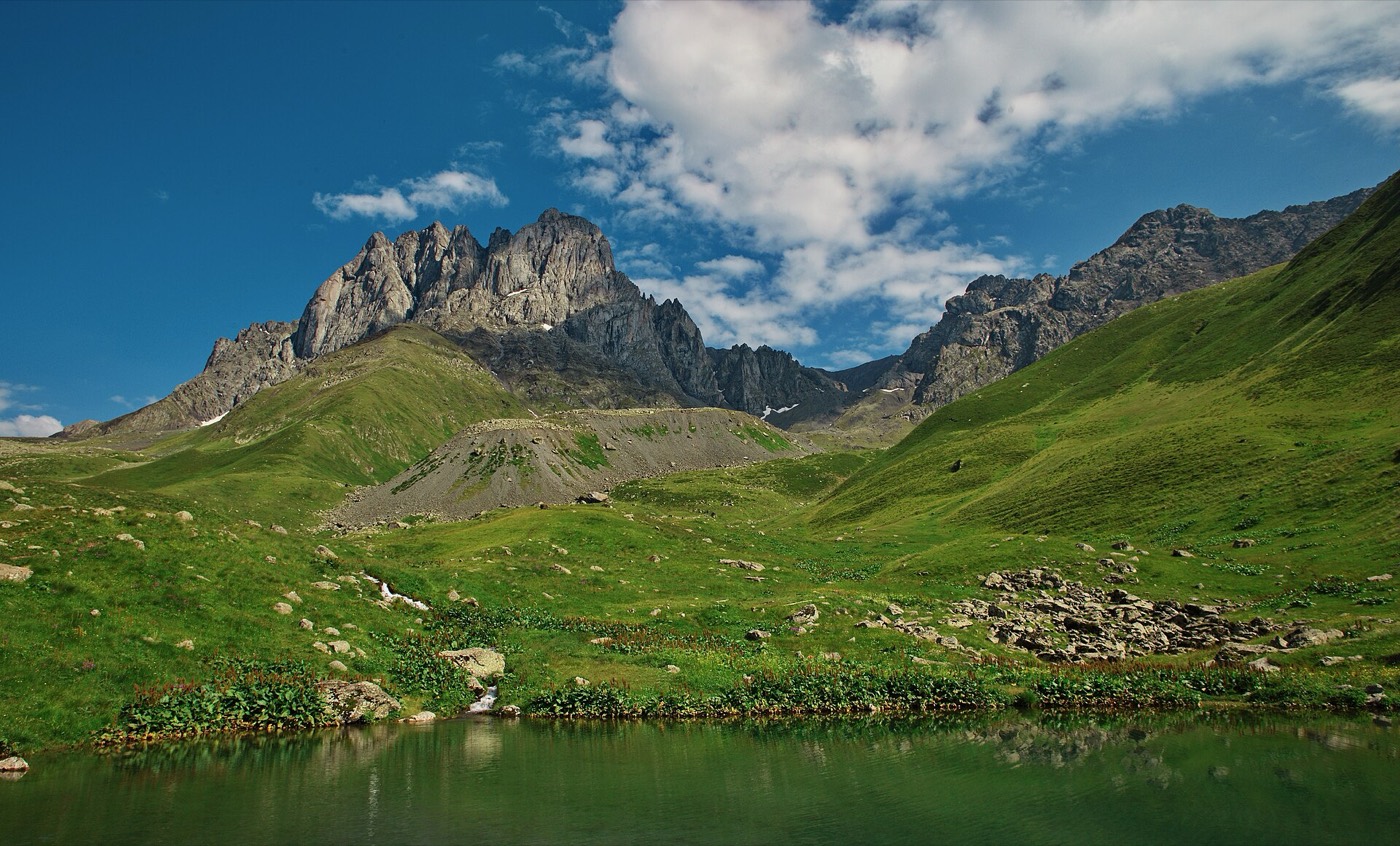 Hora Chaukhi a jezero v údolí Juta