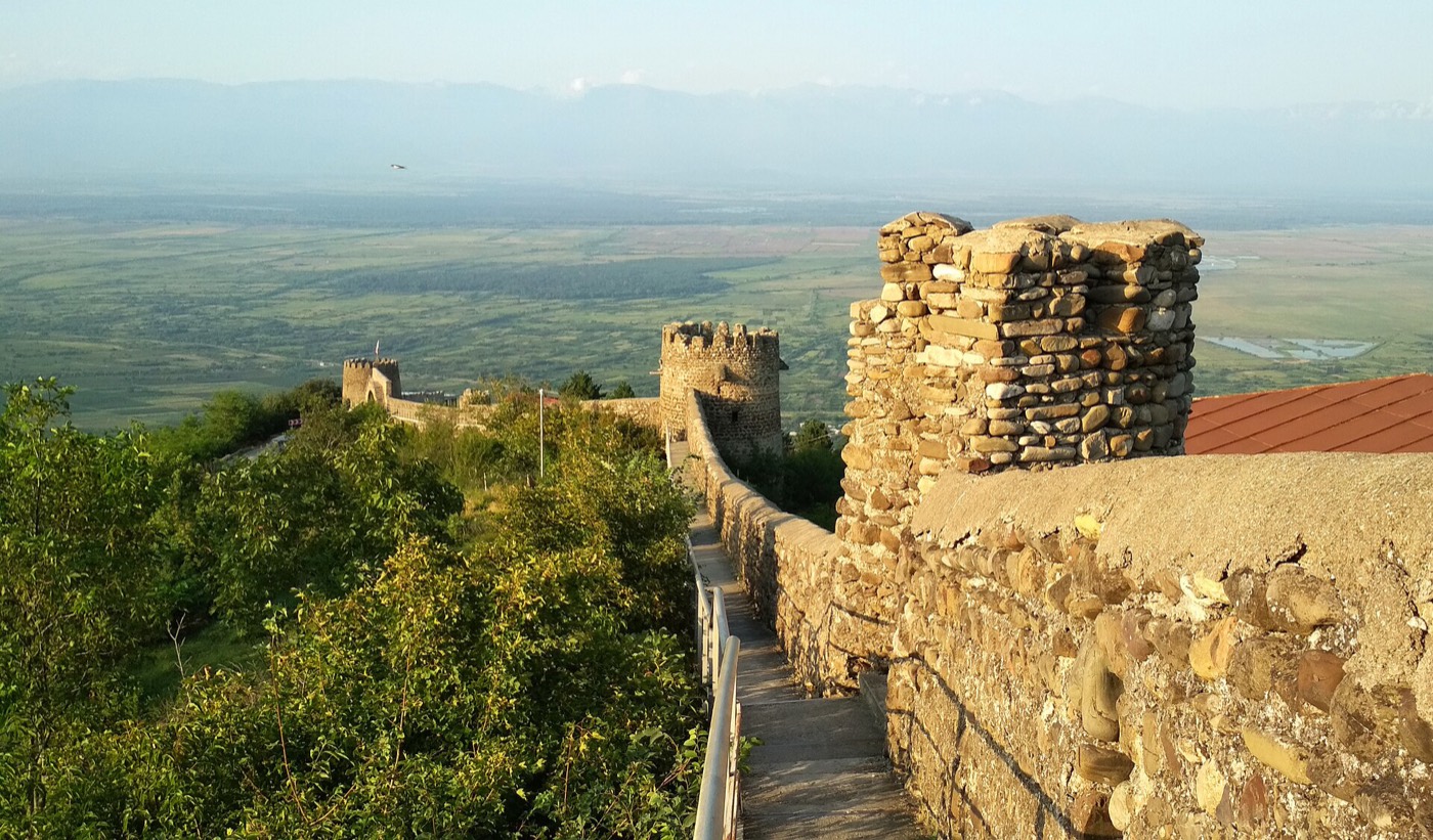 Historické hradby Sighnaghi s výhledem na Alazani Valley